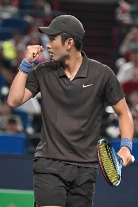 (251004) -- SHANGHAI, Oct. 4, 2025 -- Shang Juncheng celebrates during the men s singles round of 64 match between Karen Khachanov of Russia and Shang Juncheng of China at the ATP, Tennis Herren World Tour Shanghai Masters tennis tournament in Shanghai, east China, Oct. 4, 2025. ) (SP)CHINA-SHANGHAI-TENNIS-ATP TOUR-SHANGHAI MASTERS-MEN S SINGLES (CN) ChenxHaoming 