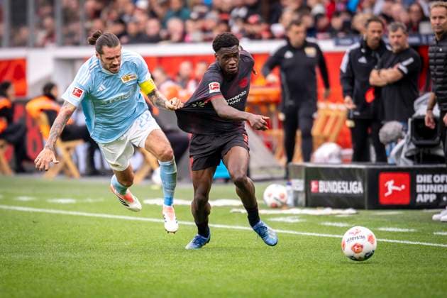 DFL Bayer 04 Leverkusen 1 FC Union Berlin, 04 10 2025 Christopher Trimmel 1 FC Union Berlin, 28 holds Ernest Poku Bayer 04 Leverkusen, 19 holds Bayer 04 Leverkusen 1 FC Union Berlin on matchday 6 of the 1 Soccer Bundesliga on 04 10 2025 at the BayArena in Leverkusen THE DFL REGULATIONS PROHIBIT ANY USE OF PHOTOS AS IMAGE SEQUENCES AND OR QUASI VIDEO Bayer 04 Leverkusen 1 FC Union Berlin on Matchday 6 of the 1 Bundesliga on 04 10 2025 at the BayArena in Leverkusen DFL REGULATIONS PROHIBIT ANY USE OF PHOTOGRAPHS AS IMAGE SEQUENCES AND OR QUASI VIDEO Bayer 04 Leverkusen 1 FC Union Berlin on matchday 6 of Bundesliga 1 on 04 10 2025 at the BayArena in Leverkusen THE DFL REGULATIONS PROHIBIT ANY USE OF PHOTOGRAPHS AS IMAGE SEQUENCES AND OR QUASI QUASI VIDEO Bayer 04 Leverkusen 1 FC Union Berlin on Matchday 6 of the 1 Bundesliga on 04 10 2025 at the BayArena in Leverkusen DFL REGULATIONS PROHIBIT ANY USE OF PHOTOGRAPHS AS IMAGE SEQUENCES AND OR QUASI VIDEO Copyright: xBEAUTIFULxSPORTS AxelxKohringx