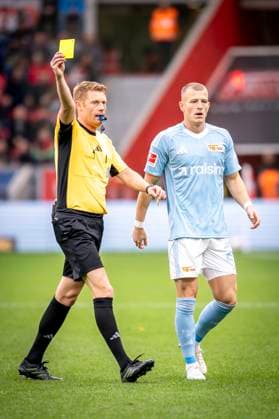 DFL Bayer 04 Leverkusen 1 FC Union Berlin, 04 10 2025 Referee Christian Dingert Lebecksmühle shows Christopher Trimmel 1 FC Union Berlin, 28 the yellow card, Tim Skarke 1 FC Union Berlin observes on the right, 21 the scene Bayer 04 Leverkusen 1 FC Union Berlin on matchday 6 of Bundesliga 1 on 04 10 2025 at the BayArena in Leverkusen THE DFL REGULATIONS PROHIBIT ANY USE OF PHOTOS AS PICTURE SEQUENCES AND OR QUASI VIDEO Bayer 04 Leverkusen 1 FC Union Berlin on Matchday 6 of the 1 Bundesliga on 04 10 2025 at the BayArena in Leverkusen DFL REGULATIONS PROHIBIT ANY USE OF PHOTOGRAPHS AS IMAGE SEQUENCES AND OR QUASI VIDEO Bayer 04 Leverkusen 1 FC Union Berlin on matchday 6 of Bundesliga 1 on 04 10 2025 at the BayArena in Leverkusen THE DFL REGULATIONS PROHIBIT ANY USE OF PHOTOGRAPHS AS IMAGE SEQUENCES AND OR QUASI QUASI VIDEO Bayer 04 Leverkusen 1 FC Union Berlin on Matchday 6 of the 1 Bundesliga on 04 10 2025 at the BayArena in Leverkusen DFL REGULATIONS PROHIBIT ANY USE OF PHOTOGRAPHS AS IMAGE SEQUENCES AND OR QUASI VIDEO Copyright: xBEAUTIFULxSPORTS AxelxKohringx
