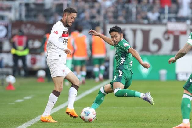 04 10 2025, xtgx, Soccer 1 Bundesliga SV Werder Bremen FC St Pauli v l Mathias Pereira Lage St Pauli, 28 , Yukinari Sugawara Bremen, 3 Zweikampf, Duell, Kampf, tackle DFL DFB REGULATIONS PROHIBIT ANY USE OF PHOTOGRAPHS as IMAGE SEQUENCES and or QUASI VIDEO Bremen