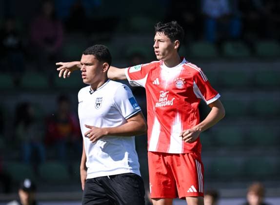 Football U 17 DFB Youth League 2025 2026 Preliminary Round Group E 04 10 2025 SSV Ulm FC Bayern Muenchen Filip Pavic right, FC Bayern Muenchen v Tibet Erkan Sevik left, SSV Ulm