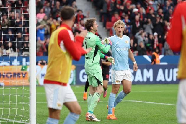 04 10 2025, xrekx, Fußball 1 Bundesliga, Bayer 04 Leverkusen 1 FC Union Berlin v l Torjubel nach dem Tor zum celebrating the goal celebrate 2 0 durch Christian Kofane Bayer 04 Leverkusen Frederik Rönnow Roennow Union Berlin Leopold Querfeld Union Berlin enttaeuscht, disappointed, looks disappointed, sad, frustrated, dejected, disappointed, sad, frustrated DFL DFB REGULATIONS PROHIBIT ANY USE OF PHOTOGRAPHS as IMAGE SEQUENCES and or QUASI VIDEO Leverkusen