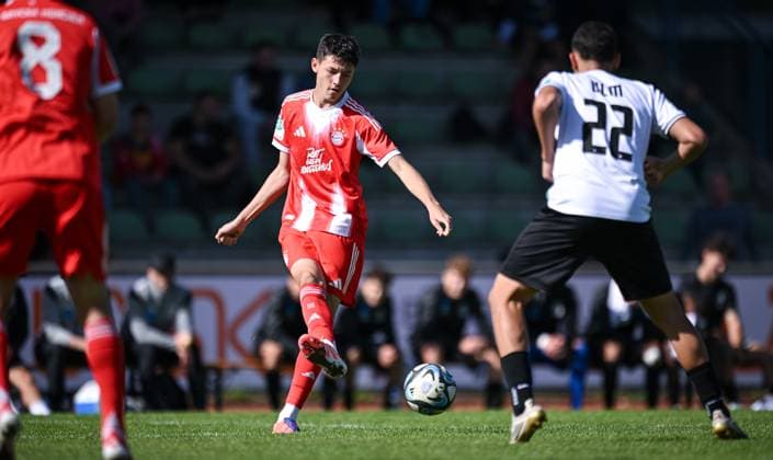 Football U 17 DFB Youth League 2025 2026 Preliminary Round Group E 04 10 2025 SSV Ulm FC Bayern Muenchen Filip Pavic left, FC Bayern Muenchen on the ball against Tibet Erkan Sevik right, SSV Ulm