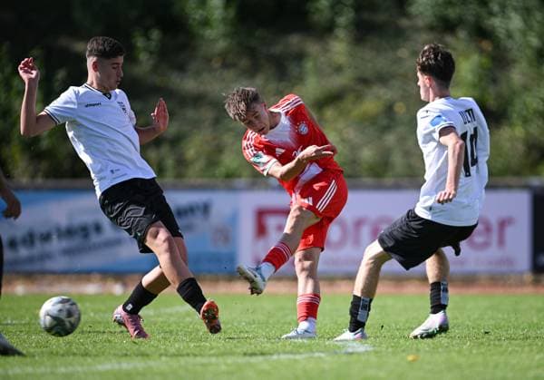 Football U 17 DFB Youth League 2025 2026 Preliminary Round Group E 04 10 2025 SSV Ulm FC Bayern Muenchen Simon Schaff center, FC Bayern Muenchen against Leonardo Krivic left, SSV Ulm and Ivano Stancin right, SSV Ulm
