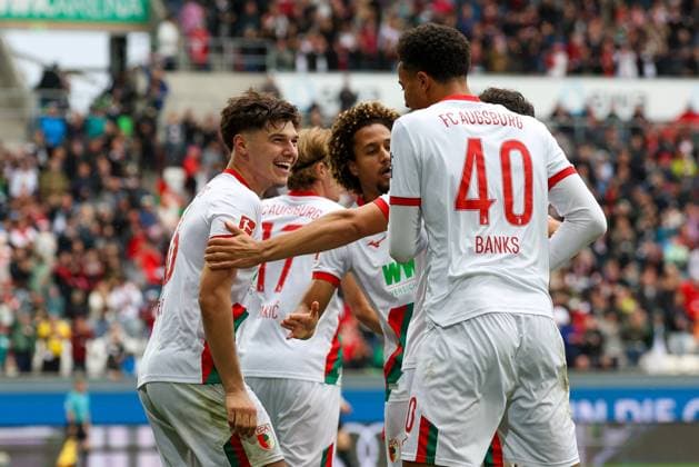 the team celebrates the goal of Mert Koemuer 36 FC Augsburg to 2 0, FC Augsburg vs VfL Wolfsburg, Fußball, 1 Bundesliga, 6 Spieltag, 04 10 2025 DFB regulations prohibit any use of photographs as image sequences and or quasi video Augsburg Bayern Germany Copyright: xkolbert-press ChristianxKolbertx
