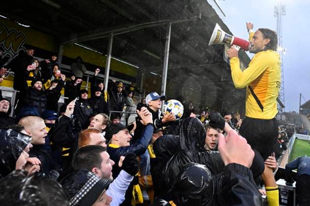HÄLLEVIK, SWEDEN 20251004 Mjällby s captain Tom Pettersson celebrates with his heel after the victory in Saturday s Allsvenskan football match between Mjällby AIF and IF Elfsborg at Strandvallen in Hällevik HÄLLEVIK SWEDEN x50090x  Copyright: xJohanxNilsson TTx ALLSWEDEN MJÄLLBY-ELFSBORG