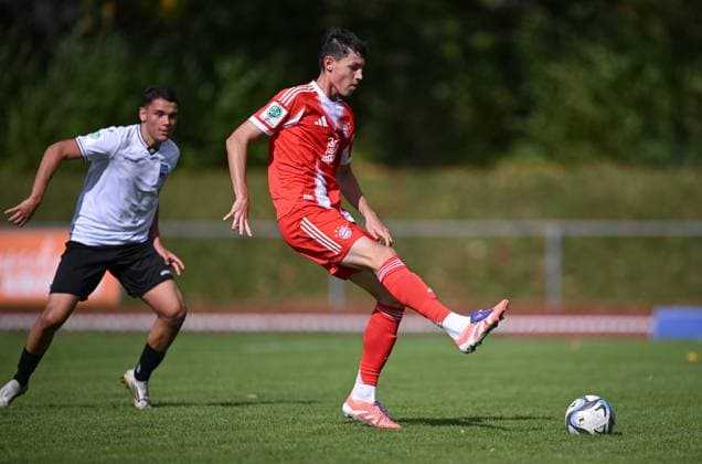 Football U 17 DFB Youth League 2025 2026 Preliminary Round Group E 04 10 2025 SSV Ulm FC Bayern Muenchen Filip Pavic right, FC Bayern Muenchen on the ball against Tibet Erkan Sevik left, SSV Ulm