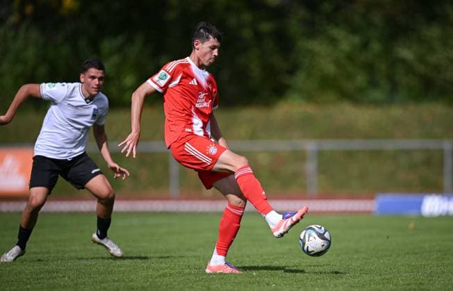 Football U 17 DFB Youth League 2025 2026 Preliminary Round Group E 04 10 2025 SSV Ulm FC Bayern Muenchen Filip Pavic right, FC Bayern Muenchen on the ball against Tibet Erkan Sevik left, SSV Ulm