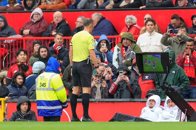 Manchester United, ManU v Sunderland Premier League 04 10 2025. Referee Stuart Attwell is asked by VAR to check the pitch side monitor after awarding a penalty to Sunderland during the Premier League match between Manchester United and Sunderland at Old Trafford, Manchester, England on 4 October 2025. Manchester Old Trafford Greater Manchester England Editorial use only DataCo restrictions apply See www.football-dataco.com , Copyright: xConorxMolloyx PSI-22982-0043