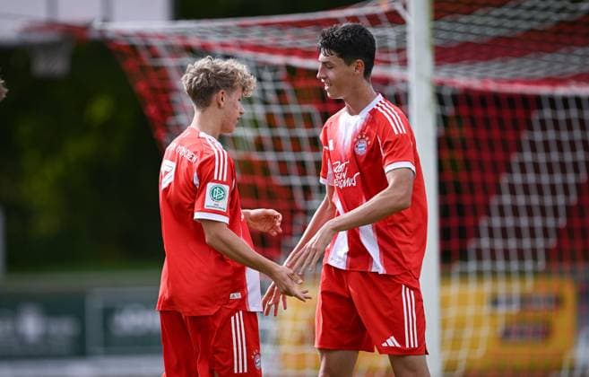 Football U 17 DFB Nachwuchsliga 2025 2026 preliminary round group E 04 10 2025 SSV Ulm FC Bayern Muenchen JUBEL FC Bayern Muenchen goal scorer to 0 1 Kuba Horoszczak left applauds Filip Pavic right