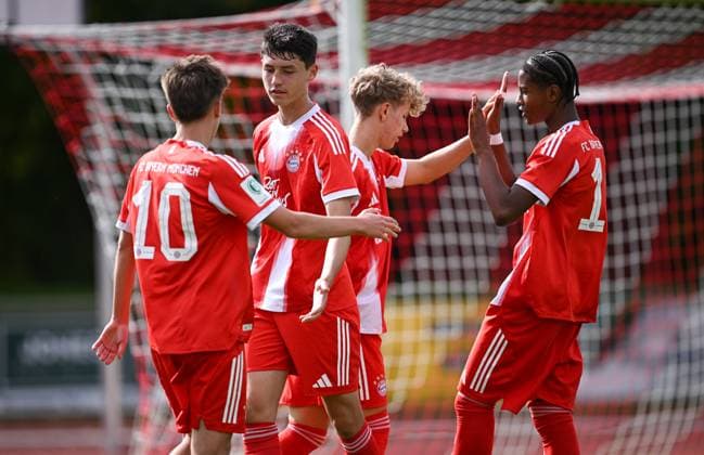 Football U 17 DFB Youth League 2025 2026 Preliminary Round Group E 04 10 2025 SSV Ulm FC Bayern Muenchen TEAM CELEBRATION FC Bayern Muenchen Simon Schaff, Filip Pavic, goal scorer for 0 1 Kuba Horoszczak and Leeron Danioko from left to right