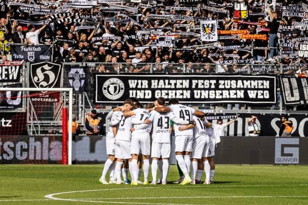 Football, Season 2025 2026, 3 League, Audi Sportpark Ingolstadt, Matchday 10, FC Ingolstadt SSV Ulm 1846 Football, 04 10 2025 04 10 2025, Football, Season 2025 2026, 3 League, Audi Sportpark Ingolstadt, Matchday 10, FC Ingolstadt SSV Ulm 1846 Football, Team Circle Team Team Circle Team SSV Ulm 1846 Football in front of the approximately 1400 fans of SSV Ulm D Block in the fan block guest block of the Audi Park Photo Lucca Fundel Ingolstadt Audi Sportpark Bayern Germany