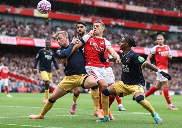 Arsenal gegen West Ham 04 Oktober 2025, London Premier League Fußball Arsenal gegen West Ham United Jarrod Bowen von West Ham United, Leandro Trossard von Arsenal und Crysencio Summerville von West Ham United Foto Charlotte Wilson Abseits London UK  Copyright: xCharlottexWilsonx xOffsidexOffside