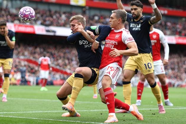 Arsenal gegen West Ham 04 Oktober 2025, London Premier League Fußball Arsenal gegen West Ham United Jarrod Bowen von West Ham United und Leandro Trossard von Arsenal Foto Charlotte Wilson Abseits London UK  Copyright: xCharlottexWilsonx xOffsidexOffside