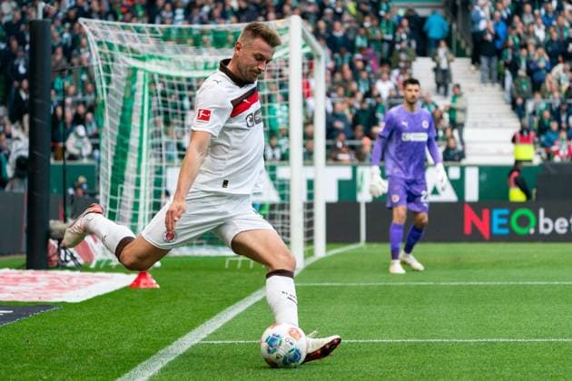 Hauke Wahl FC St Pauli, 05 klaert den Ball, GER, SV Werder Bremen vs FC St Pauli, Football, Bundesliga, Matchday 6, Season 2025 2026, 04 10 2025 DFL REGULATIONS PROHIBIT ANY USE OF PHOTOGRAPHS AS IMAGE SEQUENCES AND OR QUASI VIDEO GER, SV Werder Bremen vs FC St Pauli, Football, Bundesliga, Matchday 6, Season 2025 2026, 04 10 2025 Bremen Copyright: xEibner-Pressefoto MaxxVincenx EP_MVN
