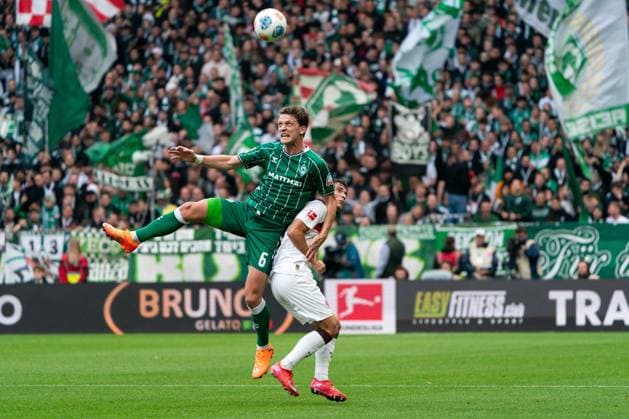 Sport Bilder des Tages Jens Stage (SV Werder Bremen, 06) im Zweikampf, Kampf um den Ball mit Arkadiusz Pyrka (FC St. Pauli, 11), GER, SV Werder Bremen vs FC St. Pauli, Fussball, Bundesliga, Spieltag 6, Saison 2025 2026, 04.10.2025 DFL REGULATIONS PROHIBIT ANY USE OF PHOTOGRAPHS AS IMAGE SEQUENCES AND OR QUASI-VIDEO GER, SV Werder Bremen vs FC St. Pauli, Fussball, Bundesliga, Spieltag 6, Saison 2025 2026, 04.10.2025 Bremen *** Jens Stage SV Werder Bremen, 06 in duel, fight for the ball with Arkadiusz Pyrka FC St Pauli, 11 , GER, SV Werder Bremen vs FC St Pauli, Soccer, Bundesliga, Matchday 6, Season 2025 2026, 04 10 2025 DFL REGULATES PROHIBIT ANY USE OF PHOTOGRAPHS AS IMAGE SEQUENCES AND OR QUASI VIDEO GER, SV Werder Bremen vs FC St Pauli, Football, Bundesliga, Matchday 6, Season 2025 2026, 04 10 2025 Bremen Copyright: xEibner-Pressefoto MaxxVincenx EP_MVN