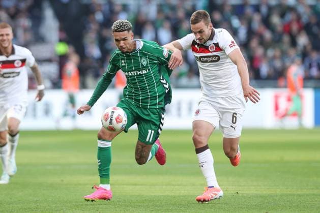 04 10 2025, xtgx, Soccer 1 Bundesliga SV Werder Bremen FC St Pauli v l Justin Njinmah Bremen, 11 , James Sands St Pauli, 6 duel, duel, fight, tackle DFL DFB REGULATIONS PROHIBIT ANY USE OF PHOTOGRAPHS as IMAGE SEQUENCES and or QUASI VIDEO Bremen