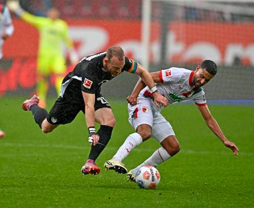 04 10 2025, Soccer 1 Bundesliga 2025 2026, Matchday 6, FC Augsburg VfL Wolfsburg, at WWK Arena Augsburg v l Maximilian Arnold Wolfsburg v Elias Saad FC Augsburg DFL and DFB regulations prohibit any use of photographs as image sequences and or quasi video