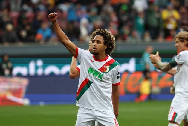 the team celebrates the goal by Robin Fellhauer 19 FC Augsburg , Han Noah Massengo 4 FC Augsburg to 3 0, FC Augsburg vs VfL Wolfsburg, Fußball, 1 Bundesliga, 6 Spieltag, 04 10 2025 DFB regulations prohibit any use of photographs as image sequences and or quasi video Augsburg Bayern Germany Copyright: xkolbert-press ChristianxKolbertx