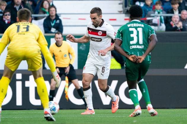 James Sands FC St Pauli, 06 in the penalty area on the ball, goalkeeper Karl Hein SV Werder Bremen, 13 and Karim Coulibaly SV Werder Bremen, 31 , GER, SV Werder Bremen vs FC St Pauli, Football, Bundesliga, Matchday 6, Season 2025 2026, 04 10 2025 DFL REGULATES PROHIBIT ANY USE OF PHOTOGRAPHS AS IMAGE SEQUENCES AND OR QUASI VIDEO GER, SV Werder Bremen vs FC St Pauli, Football, Bundesliga, Matchday 6, Season 2025 2026, 04 10 2025 Bremen Copyright: xEibner-Pressefoto MaxxVincenx EP_MVN