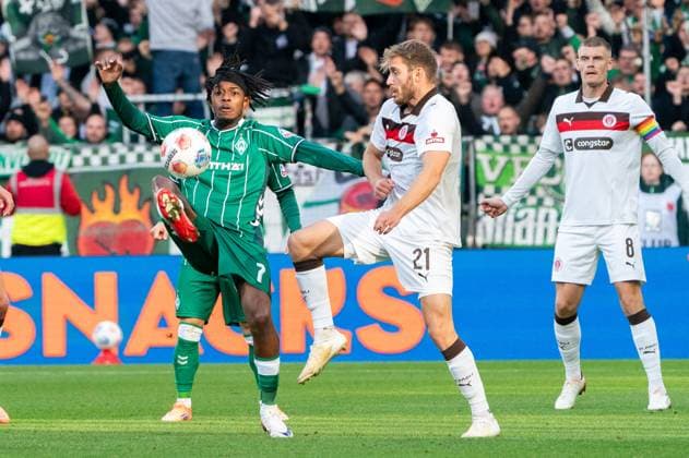 Samuel Mbangula SV Werder Bremen, 07 in duel, fight for the ball with Lars Ritzka FC St Pauli, 21 , GER, SV Werder Bremen vs FC St Pauli, Soccer, Bundesliga, Matchday 6, Season 2025 2026, 04 10 2025 DFL REGULATES PROHIBIT ANY USE OF PHOTOGRAPHS AS IMAGE SEQUENCES AND OR QUASI VIDEO GER, SV Werder Bremen vs FC St Pauli, Football, Bundesliga, Matchday 6, Season 2025 2026, 04 10 2025 Bremen Copyright: xEibner-Pressefoto MaxxVincenx EP_MVN