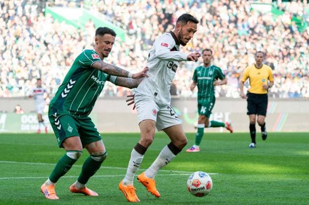 Mathias Pereira situation FC St Pauli, 28 dribbling against Marco Friedl SV Werder Bremen, 32 , GER, SV Werder Bremen vs FC St Pauli, Football, Bundesliga, Matchday 6, Season 2025 2026, 04 10 2025 DFL REGULATIONS PROHIBIT ANY USE OF PHOTOGRAPHS AS IMAGE SEQUENCES AND OR QUASI VIDEO GER, SV Werder Bremen vs FC St Pauli, Football, Bundesliga, Matchday 6, Season 2025 2026, 04 10 2025 Bremen Copyright: xEibner-Pressefoto MaxxVincenx EP_MVN