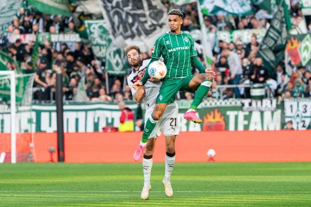 Justin Njinmah SV Werder Bremen, 11 in duel, fight for the ball with Lars Ritzka FC St Pauli, 21 , GER, SV Werder Bremen vs FC St Pauli, Soccer, Bundesliga, Matchday 6, Season 2025 2026, 04 10 2025 DFL REGULATES PROHIBIT ANY USE OF PHOTOGRAPHS AS IMAGE SEQUENCES AND OR QUASI VIDEO GER, SV Werder Bremen vs FC St Pauli, Football, Bundesliga, Matchday 6, Season 2025 2026, 04 10 2025 Bremen Copyright: xEibner-Pressefoto MaxxVincenx EP_MVN