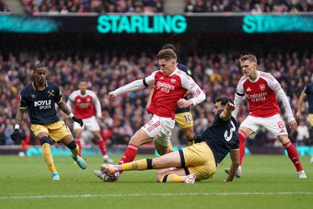 LONDON, ENGLAND - OCTOBER 4: Viktor GyÃ¶keres of Arsenal under pressure from Max Kilman of West Ham United during the Premier League match between Arsenal and West Ham United at Emirates Stadium on October 4, 2025 in London, England. (Photo by Dylan Hepworth) SPO 