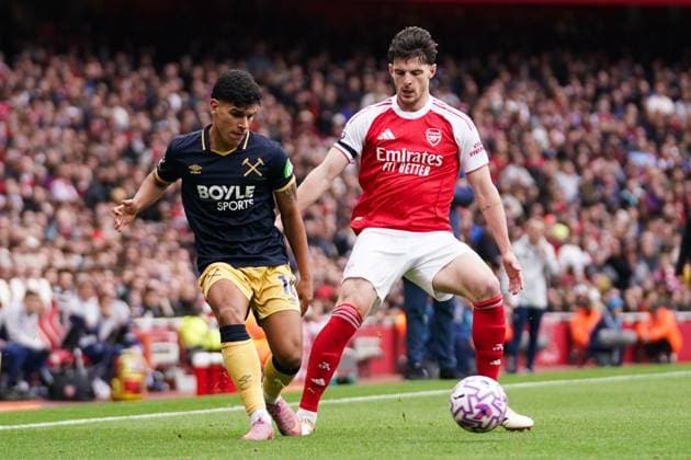 LONDON, ENGLAND - OCTOBER 4: Declan Rice of Arsenal under pressure from Mateus Fernandes of West Ham United during the Premier League match between Arsenal and West Ham United at Emirates Stadium on October 4, 2025 in London, England. (Photo by Dylan Hepworth) SPO 
