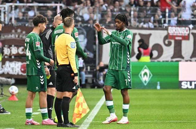 GER, 1 FBL, SV Werder Bremen vs FC St Pauli 04 10 2025, wohninvest Weserstadion, Bremen, GER, 1 FBL, SV Werder Bremen vs FC St Pauli in the picture picture shows Substitution Victor Boniface SV Werder Bremen 44 comes in Samuel Mbangula SV Werder Bremen 07 goes out Patrice Covic SV Werder Bremen 24 waits on the left nordphotoxGmbHx xKokenge nph00001