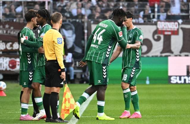 GER, 1 FBL, SV Werder Bremen vs FC St Pauli 04 10 2025, wohninvest Weserstadion, Bremen, GER, 1 FBL, SV Werder Bremen vs FC St Pauli in the picture picture shows substitution Victor Boniface SV Werder Bremen 44 comes in Samuel Mbangula SV Werder Bremen 07 on the left Patrice Covic SV Werder Bremen 24 waits for the substitution for Cameron Puertas SV Werder Bremen 18 nordphotoxGmbHx xKokenge nph00001