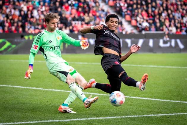 DFL Bayer 04 Leverkusen 1 FC Union Berlin, 04 10 2025 Keeper Frederik Rönnow 1 FC Union Berlin, 1 beats off, Malik Tillman Bayer 04 Leverkusen, 10 is almost there Bayer 04 Leverkusen 1 FC Union Berlin on matchday 6 of the 1 Soccer Bundesliga on 04 10 2025 at the BayArena in Leverkusen THE DFL REGULATIONS PROHIBIT ANY USE OF PHOTOS AS IMAGE SEQUENCES AND OR QUASI VIDEO Bayer 04 Leverkusen 1 FC Union Berlin on Matchday 6 of the 1 Bundesliga on 04 10 2025 at the BayArena in Leverkusen DFL REGULATIONS PROHIBIT ANY USE OF PHOTOGRAPHS AS IMAGE SEQUENCES AND OR QUASI VIDEO Bayer 04 Leverkusen 1 FC Union Berlin on matchday 6 of Bundesliga 1 on 04 10 2025 at the BayArena in Leverkusen THE DFL REGULATIONS PROHIBIT ANY USE OF PHOTOGRAPHS AS IMAGE SEQUENCES AND OR QUASI QUASI VIDEO Bayer 04 Leverkusen 1 FC Union Berlin on Matchday 6 of the 1 Bundesliga on 04 10 2025 at the BayArena in Leverkusen DFL REGULATIONS PROHIBIT ANY USE OF PHOTOGRAPHS AS IMAGE SEQUENCES AND OR QUASI VIDEO Copyright: xBEAUTIFULxSPORTS AxelxKohringx