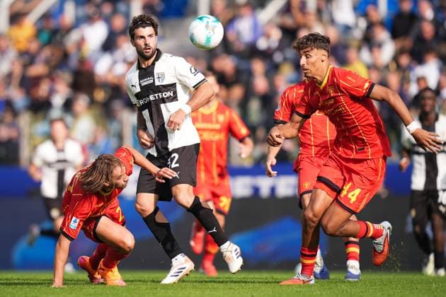 Parma s Patrick Cutrone fights for the ball with LecceÕs Antonino Gallo and LecceÕs Tiago Gabriel during the Serie A soccer match between Parma and Lecce at Ennio Tardini Stadium in Parma, North Italy, Saturday, October 4, 2025. Soccer  Copyright: xMassimoxPaolone LaPressex