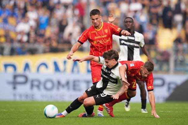 Parma s Adrian Bernabe fights for the ball with LecceÕs Ylber Ramadani during the Serie A soccer match between Parma and Lecce at Ennio Tardini Stadium in Parma, North Italy, Saturday, October 4, 2025. Soccer  Copyright: xMassimoxPaolone LaPressex