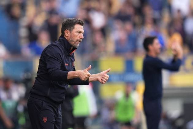 LecceÕs head coach Eusebio Di Francesco shouts instructions to his players during the Serie A soccer match between Parma and Lecce at Ennio Tardini Stadium in Parma, North Italy, Saturday, October 4, 2025. Soccer  Copyright: xMassimoxPaolone LaPressex