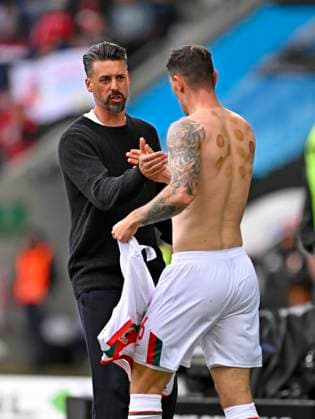 04 10 2025, Soccer 1 Bundesliga 2025 2026, Matchday 6, FC Augsburg VfL Wolfsburg, at WWK Arena Augsburg Cedric Adrian Zesiger FC Augsburg shortly before his substitution DFL and DFB regulations prohibit any use of photographs as image sequences and or quasi video