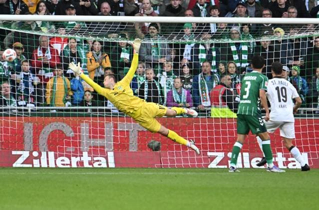 GER, 1 FBL, SV Werder Bremen vs FC St Pauli 04 10 2025, wohninvest Weserstadion, Bremen, GER, 1 FBL, SV Werder Bremen vs FC St Pauli im Bild picture shows goalkeeper save by goalkeeper Karl Hein SV Werder Bremen 13 in front Yukinari Sugawara SV Werder Bremen 03 and Martijn Kaars FC St Pauli 19 nordphotoxGmbHx xKokenge nph00001