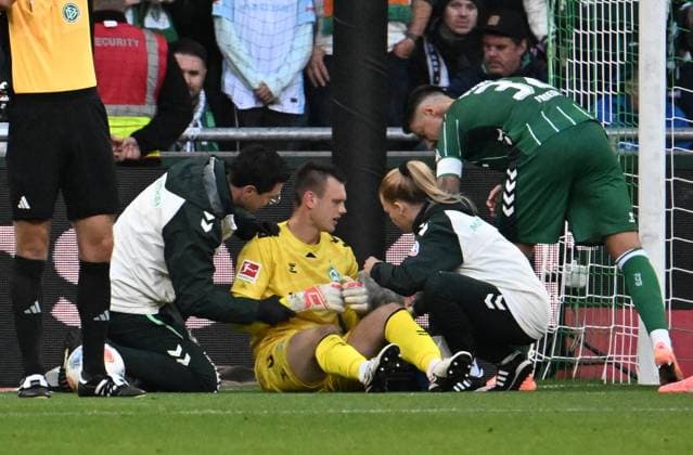 GER, 1 FBL, SV Werder Bremen vs FC St Pauli 04 10 2025, wohninvest Weserstadion, Bremen, GER, 1 FBL, SV Werder Bremen vs FC St Pauli in picture picture shows Injured Injury Pain Goalkeeper Karl Hein SV Werder Bremen 13 needs medical attention nordphotoxGmbHx xKokenge nph00001