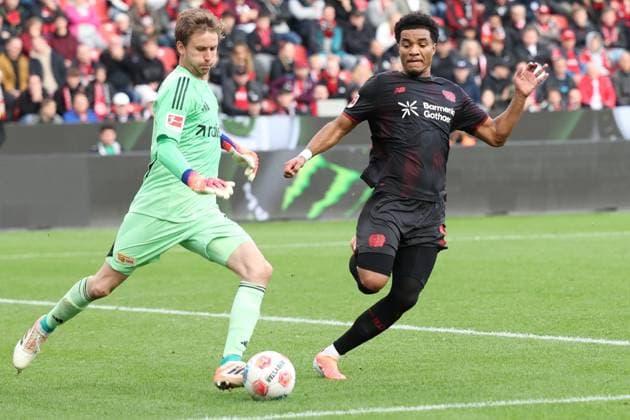 04 10 2025, xrekx, Soccer 1 Bundesliga, Bayer 04 Leverkusen 1 FC Union Berlin v l Frederik Rönnow Roennow Union Berlin Malik Tillman Bayer 04 Leverkusen Zweikampf, Aktion, action, battle for the ball DFL DFB REGULATIONS PROHIBIT ANY USE OF PHOTOGRAPHS as IMAGE SEQUENCES and or QUASI VIDEO Leverkusen