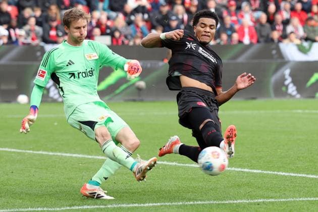 04 10 2025, xrekx, Soccer 1 Bundesliga, Bayer 04 Leverkusen 1 FC Union Berlin v l Frederik Rönnow Roennow Union Berlin Malik Tillman Bayer 04 Leverkusen Zweikampf, Aktion, action, battle for the ball DFL DFB REGULATIONS PROHIBIT ANY USE OF PHOTOGRAPHS as IMAGE SEQUENCES and or QUASI VIDEO Leverkusen