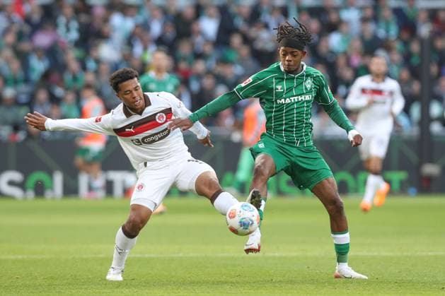 04 10 2025, xtgx, Fußball 1 Bundesliga SV Werder Bremen FC St Pauli v l Daniel Sinani St Pauli, 10 , Cameron Puertas Bremen, 18 Zweikampf, Duell, Kampf, tackle DFL DFB REGULATIONS PROHIBIT ANY USE OF PHOTOGRAPHS as IMAGE SEQUENCES and or QUASI VIDEO Bremen