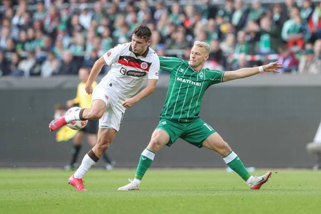 04 10 2025, xtgx, Soccer 1 Bundesliga SV Werder Bremen FC St Pauli v l Arkadiusz Pyrka St Pauli, 11 , Marco Gruell Grüll, Bremen, 17 duel, duel, fight, tackle DFL DFB REGULATIONS PROHIBIT ANY USE OF PHOTOGRAPHS as IMAGE SEQUENCES and or QUASI VIDEO Bremen