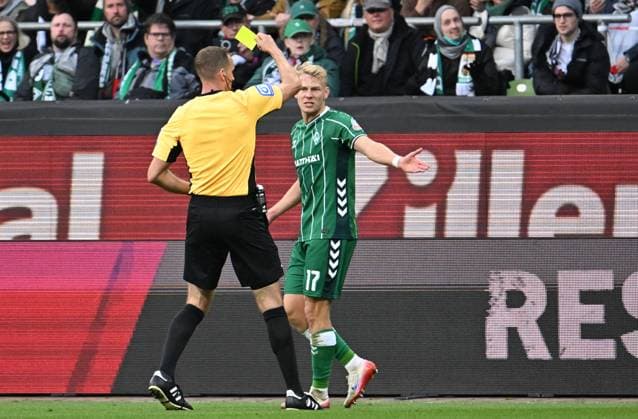 GER, 1 FBL, SV Werder Bremen vs FC St Pauli 04 10 2025, wohninvest Weserstadion, Bremen, GER, 1 FBL, SV Werder Bremen vs FC St Pauli im Bild picture shows yellow the yellow card Referee Sören Soeren Storks shows Marco Grüll Marco Gruell SV Werder Bremen 17 the yellow card nordphotoxGmbHx xKokenge nph00001