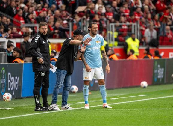 Soccer, Men, Season 2025 2026, 1 Bundesliga 6 Matchday , Bayer 04 Leverkusen 1 FC Union Berlin, f l Frank Willenborg 4 Official , Coach Steffen Baumgart 1 FC Union Berlin , Christopher Trimmel 1 FC Union Berlin , 04 10 2025, Copyright: xMatthiasxKochx