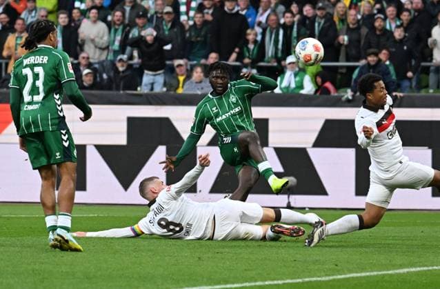 GER, 1 FBL, SV Werder Bremen vs FC St Pauli 04 10 2025, wohninvest Weserstadion, Bremen, GER, 1 FBL, SV Werder Bremen vs FC St Pauli in the picture picture shows Victor Boniface SV Werder Bremen 44 taking a shot on goal Eric Smith FC St Pauli 08 and Joel Chima Fujita FC St Pauli 16 cant reach, left Isaac Schmidt SV Werder Bremen 23 nordphotoxGmbHx xKokenge nph00001