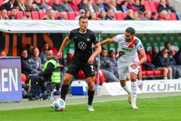 Kilian Fischer 2, VfL Wolfsburg and Elias Saad 26, FC Augsburg at the match between FC Augsburg v VfL Wolfsburg, Soccer, Men, Bundesliga, 2025 2026, Matchday 6 on 04 10 2025 in Augsburg, WWK Arena DFL and DFB regulations prohibit any use of photographs as image sequences and or quasi video Bayern Germany