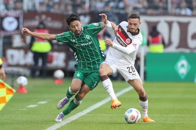 04 10 2025, xtgx, Soccer 1 Bundesliga SV Werder Bremen FC St Pauli v l Yukinari Sugawara Bremen, 3 , Mathias Pereira Lage St Pauli, 28 Zweikampf, Duell, Kampf, tackle DFL DFB REGULATIONS PROHIBIT ANY USE OF PHOTOGRAPHS as IMAGE SEQUENCES and or QUASI VIDEO Bremen