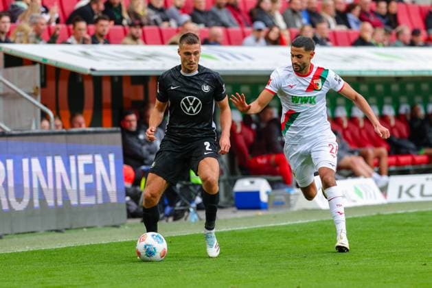 Kilian Fischer 2, VfL Wolfsburg and Elias Saad 26, FC Augsburg at the match between FC Augsburg v VfL Wolfsburg, Soccer, Men, Bundesliga, 2025 2026, Matchday 6 on 04 10 2025 in Augsburg, WWK Arena DFL and DFB regulations prohibit any use of photographs as image sequences and or quasi video Bayern Germany