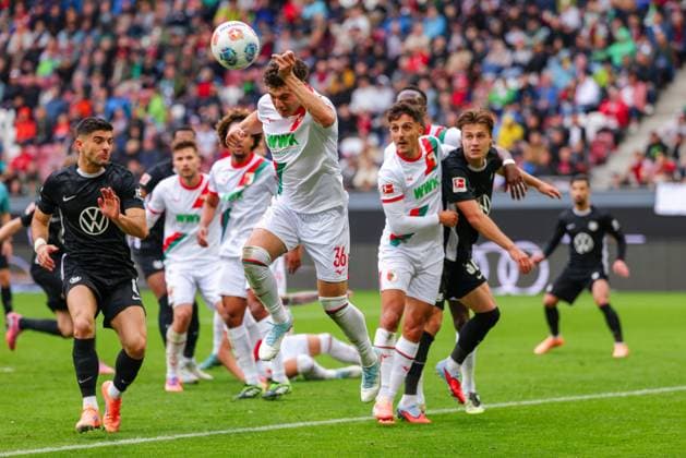Mert Kömür 36, FC Augsburg clears the corner with a header during the match between FC Augsburg v VfL Wolfsburg, Football, Men, Bundesliga, 2025 2026, Matchday 6 on 04 10 2025 in Augsburg, WWK Arena DFL and DFB regulations prohibit any use of photographs as image sequences and or quasi video Bayern Germany