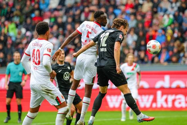 Mattias Svanberg 32, VfL Wolfsburg and Chrislain Matsima 5, FC Augsburg at the match between FC Augsburg v VfL Wolfsburg, Football, Men, Bundesliga, 2025 2026, Matchday 6 on 04 10 2025 in Augsburg, WWK Arena DFL and DFB regulations prohibit any use of photographs as image sequences and or quasi video Bayern Germany